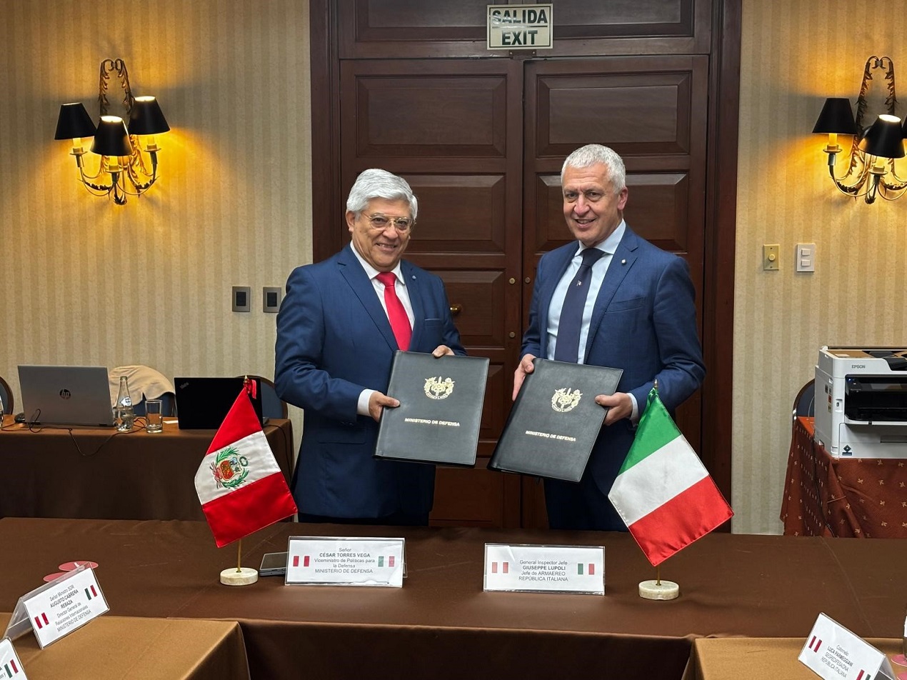 Da sinistra: il Vice Ministro della Politica per la Difesa, Cesar Medardo Torres Vega, e il Direttore di Armaereo, Gen. Isp. Capo Giuseppe Lupoli Da sinistra: il Vice Ministro della Politica per la Difesa, Cesar Medardo Torres Vega, e il Direttore di Armaereo, Gen. Isp. Capo Giuseppe Lupoli