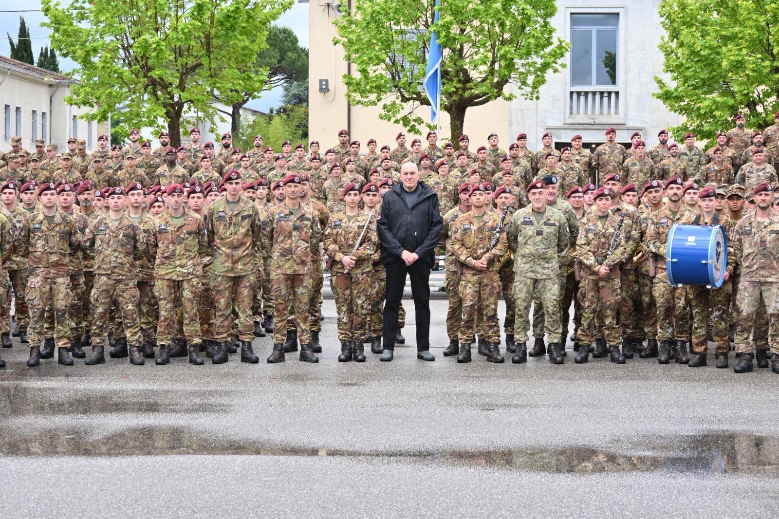 Il Ministro Crosetto con il personale della 