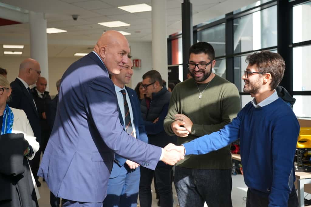 Ministro Crosetto: i giovani sono il volto più bello dell’Italia. L’intelligenza artificiale è la nuova frontiera della difesa e dello sviluppo Ministro Crosetto: i giovani sono il volto più bello dell’Italia. L’intelligenza artificiale è la nuova frontiera della difesa e dello sviluppo