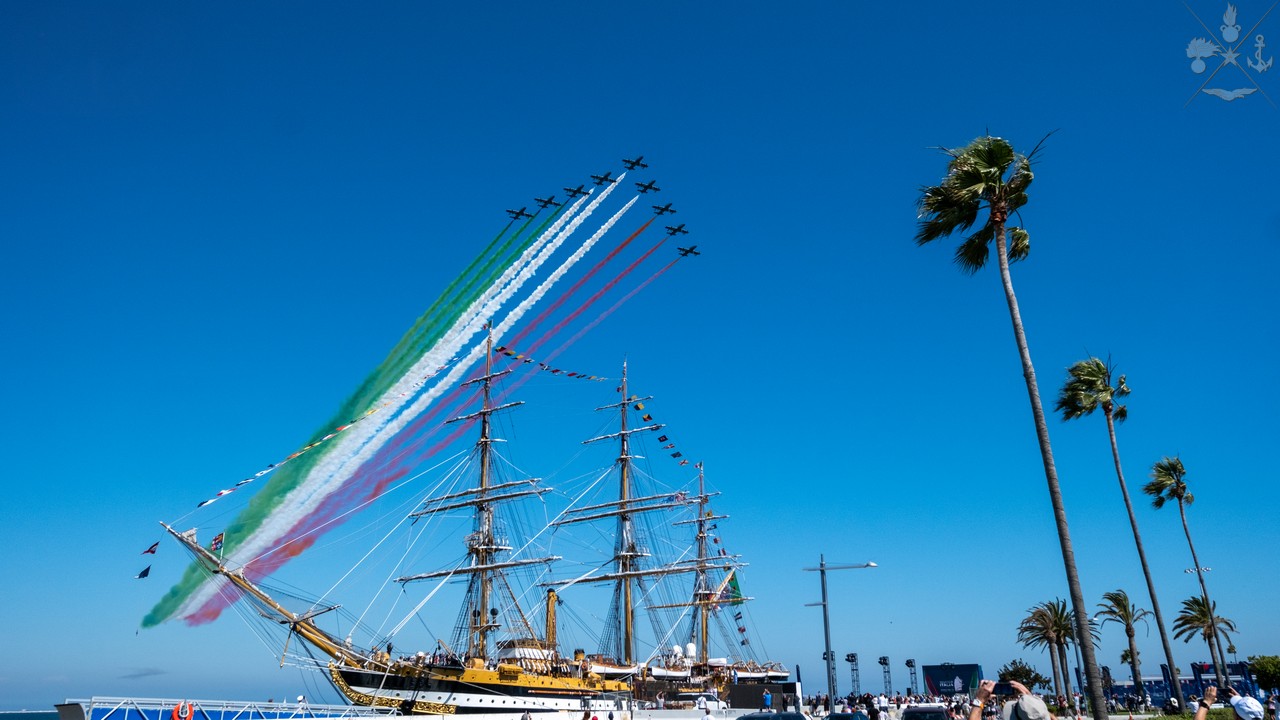Difesa: a Los Angeles il sorvolo delle Frecce Tricolori su nave Amerigo Vespucci