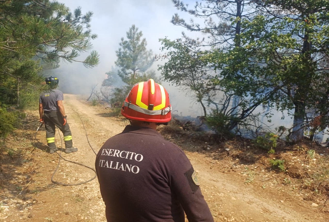 Emergenza incendi in Abruzzo: l’Esercito opera in Abruzzo