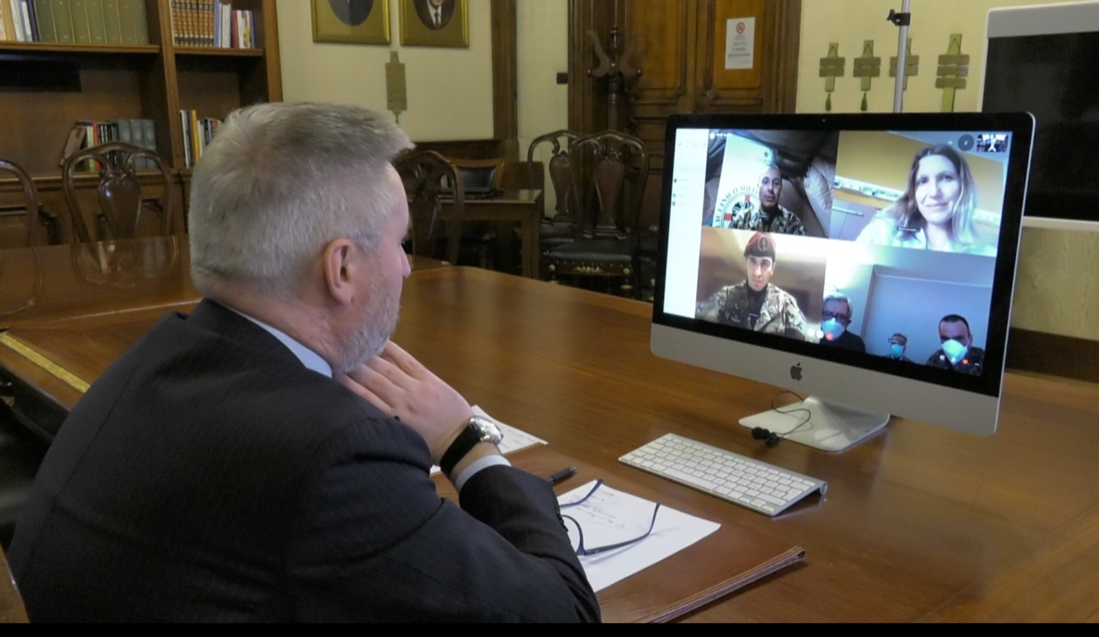 Collegamento del Ministro Guerini con il personale sanitario impegnato sul campo contro il Covid-19 Collegamento del Ministro Guerini con il personale sanitario impegnato sul campo contro il Covid-19