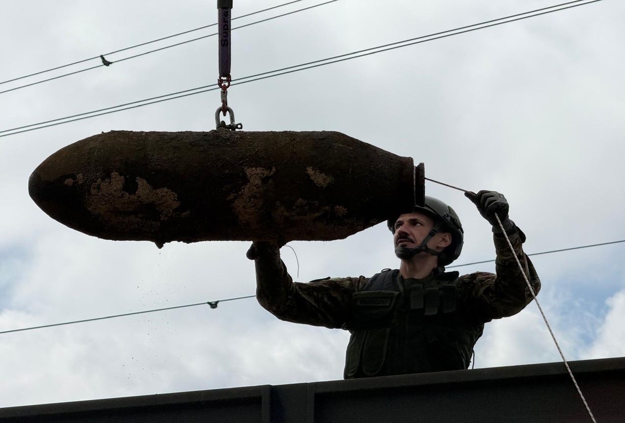 Gli artificieri dell'Esercito disinnescano bomba d’aereo risalente alla Seconda Guerra Mondiale