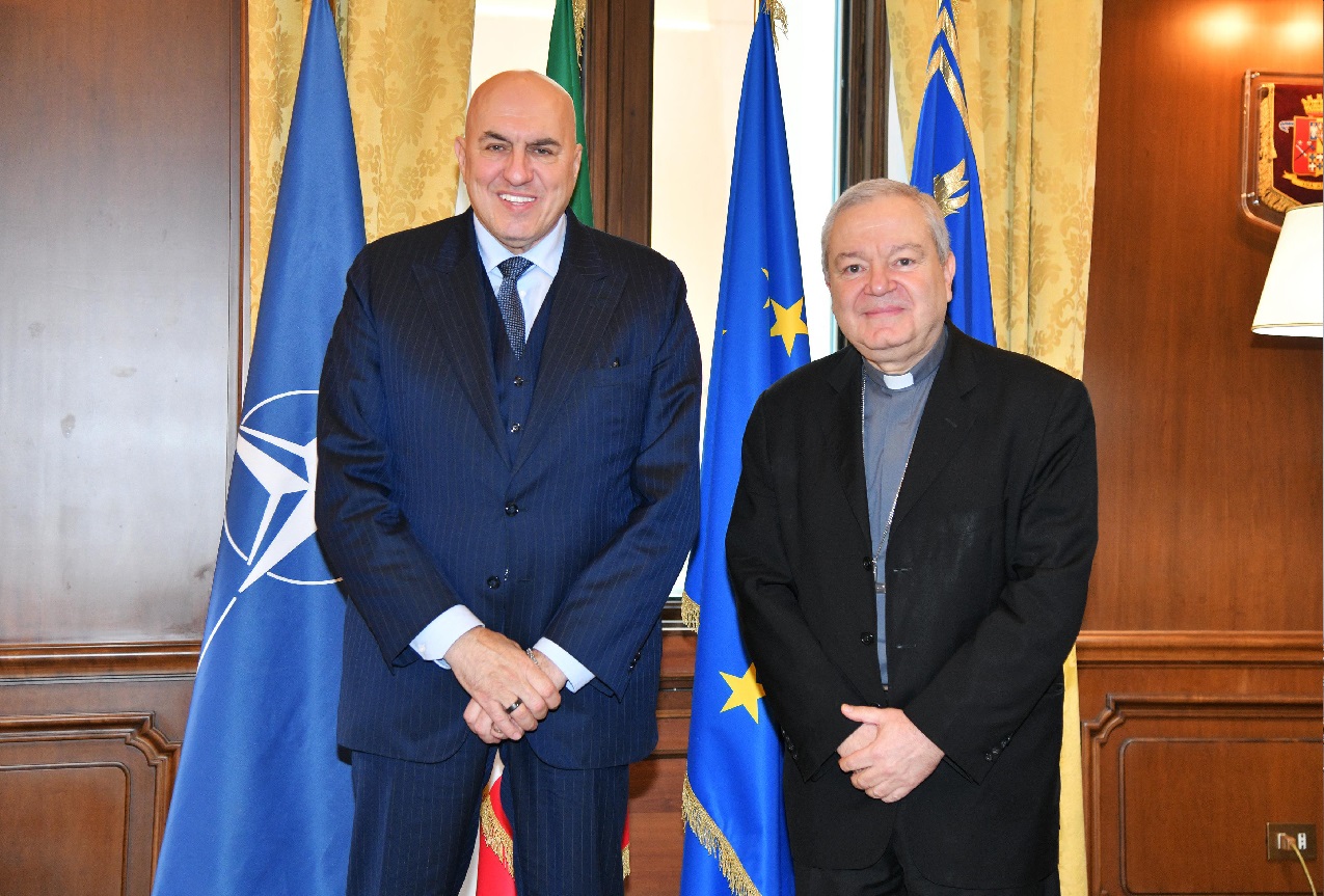 Il Ministro Crosetto incontra Monsignor Santo Marcianò
Il Ministro Crosetto incontra Monsignor Santo Marcianò