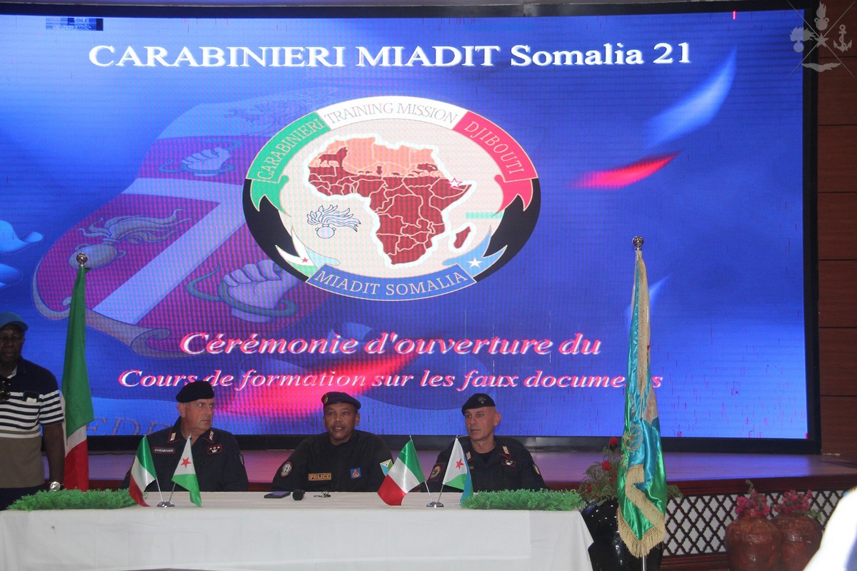 Missione addestrativa “Miadit Somalia 21”: i Carabinieri insegnano alla Polizia nazionale di Gibuti a riconoscere i documenti falsi