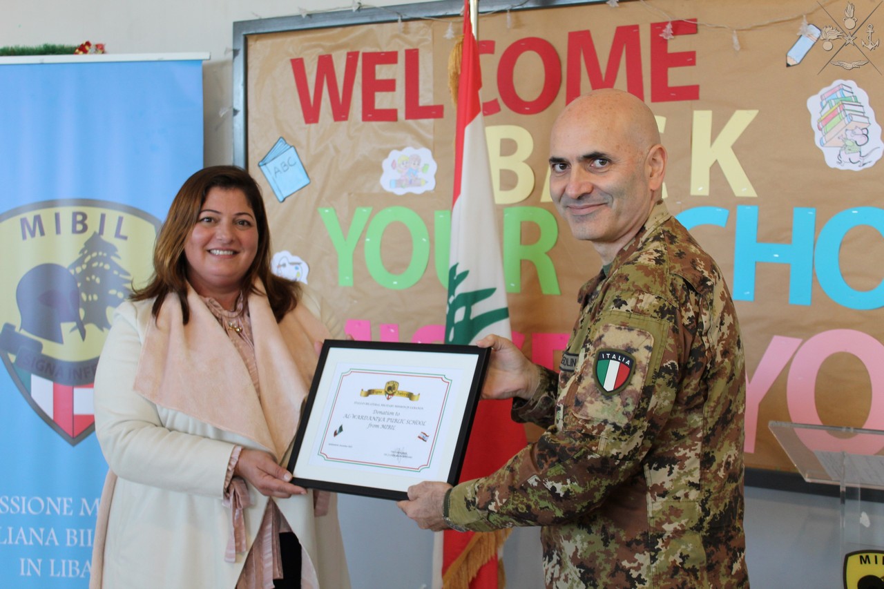 Militari italiani donano materiali didattici a due scuole del Libano