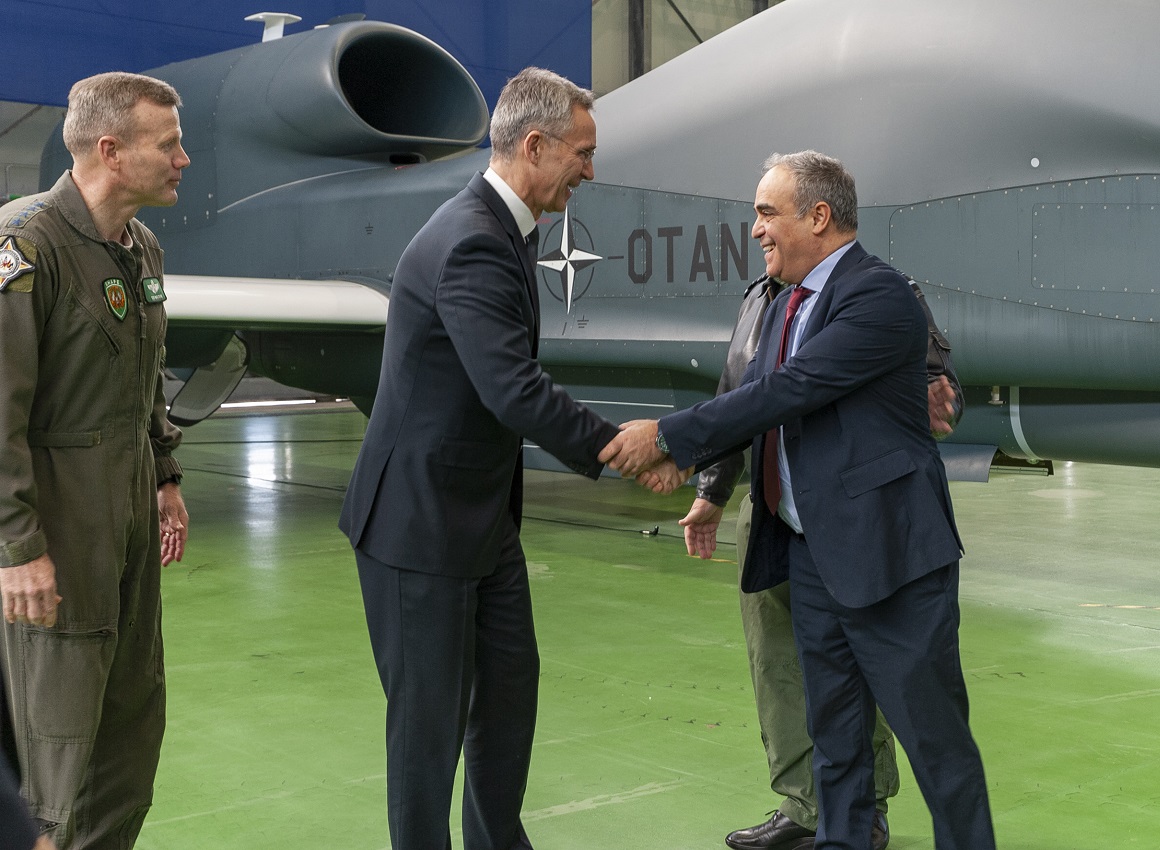 NATO: Stoltenberg e Calvisi a Sigonella per inaugurazione Alliance Ground Surveillance
NATO: Stoltenberg e Calvisi a Sigonella per inaugurazione Alliance Ground Surveillance