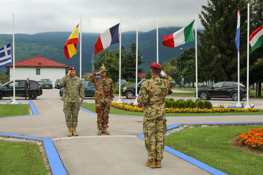 Il Generale Figliuolo saluta i militari italiani schierati in Bosnia