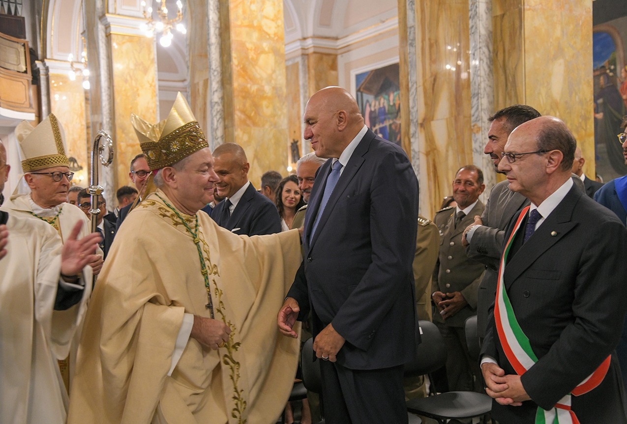 Il Ministro Crosetto alle celebrazioni per l'inizio del Ministero Pastorale di Mons. Santo Marcianò
Il Ministro Crosetto alle celebrazioni per l'inizio del Ministero Pastorale di Mons. Santo Marcianò