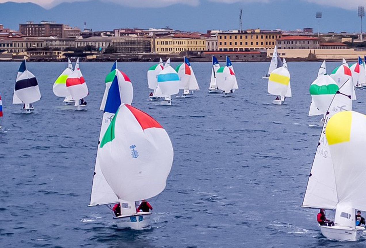 DIFESA, SPORT E GIOVANI: ONLINE IL BANDO DI CONCORSO 2025 PER I CORSI VELICI ESTIVI DELLA MARINA MILITARE DIFESA, SPORT E GIOVANI: ONLINE IL BANDO DI CONCORSO 2025 PER I CORSI VELICI ESTIVI DELLA MARINA MILITARE