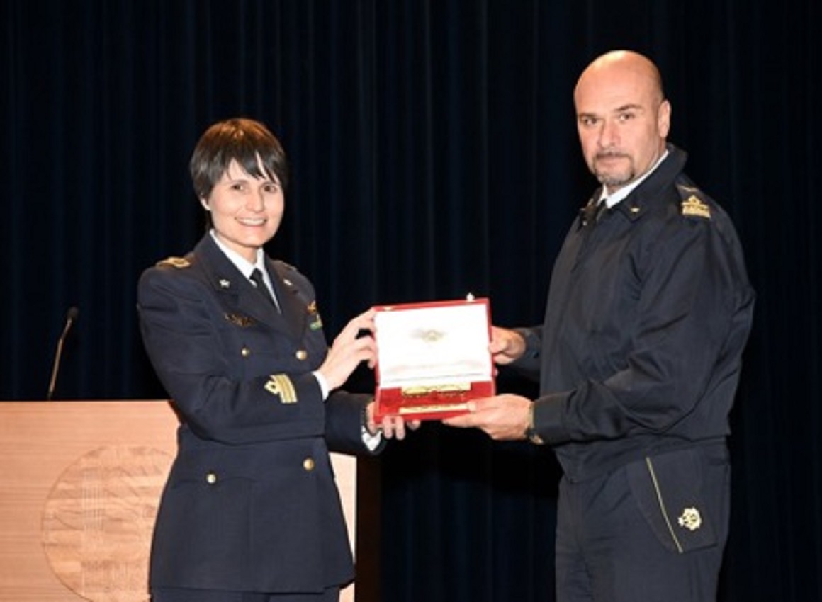 Samantha Cristoforetti dona all’Accademia Aeronautica il Premio Cavour 2017 Samantha Cristoforetti dona all’Accademia Aeronautica il Premio Cavour 2017