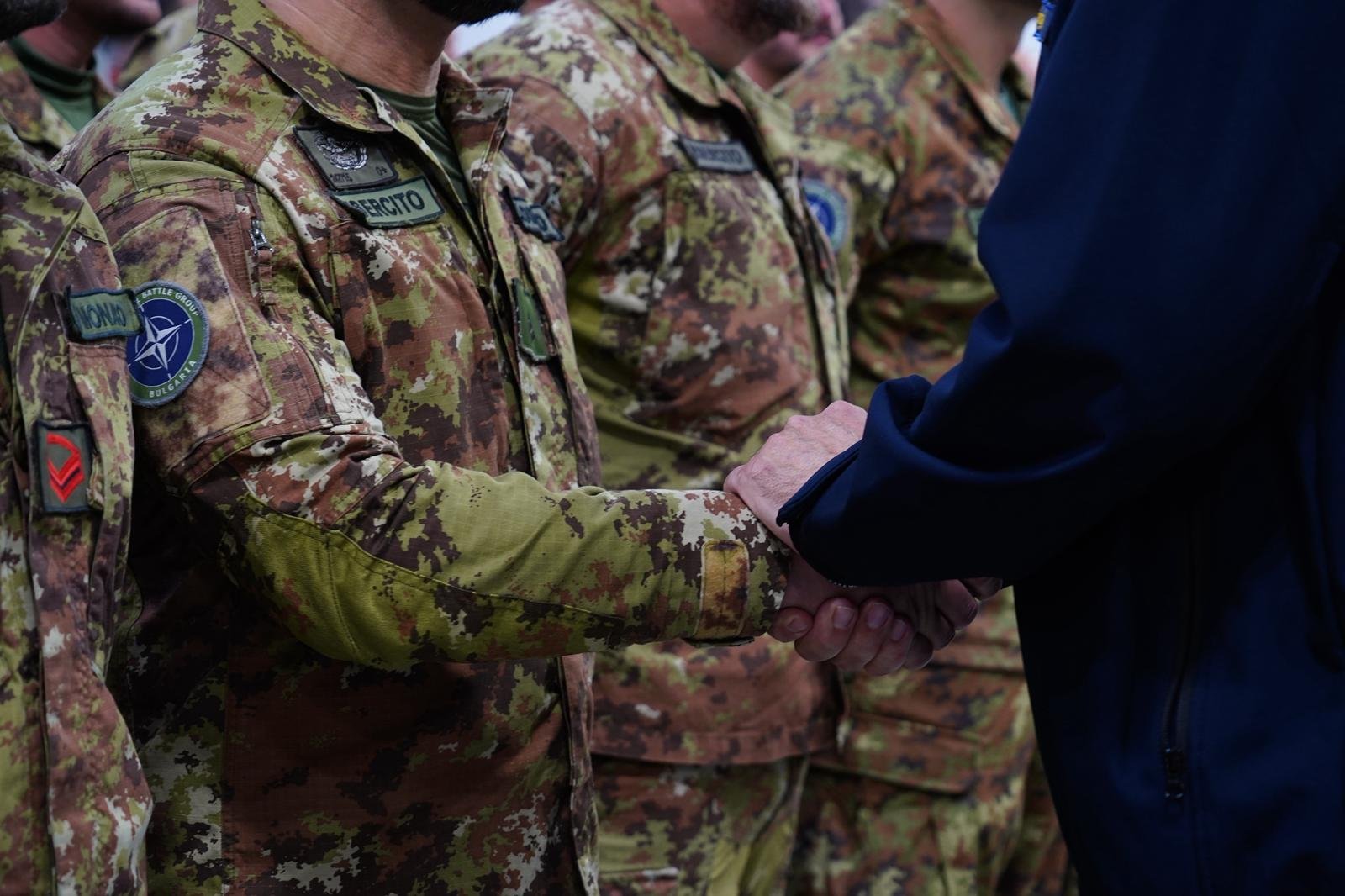 Il Ministro Crosetto incontra i militari italiani in Bulgaria