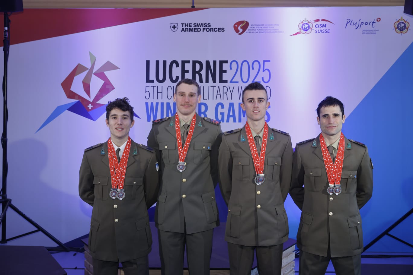 Atleti Esercito: C.le Nicolò Sartirana Gr Ludovico Fossali C.le magg. Giorgio Tomatis Grd. sc Marcello
Bombardi (da sinistra a destra) Atleti Esercito: C.le Nicolò Sartirana Gr Ludovico Fossali C.le magg. Giorgio Tomatis Grd. sc Marcello
Bombardi (da sinistra a destra)
