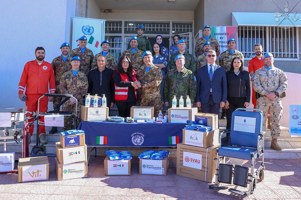 Libano: “Caschi Blu” italiani consegnano farmaci e materiale sanitario alla Croce Rossa della municipalità di Tiro Libano: “Caschi Blu” italiani consegnano farmaci e materiale sanitario alla Croce Rossa della municipalità di Tiro
