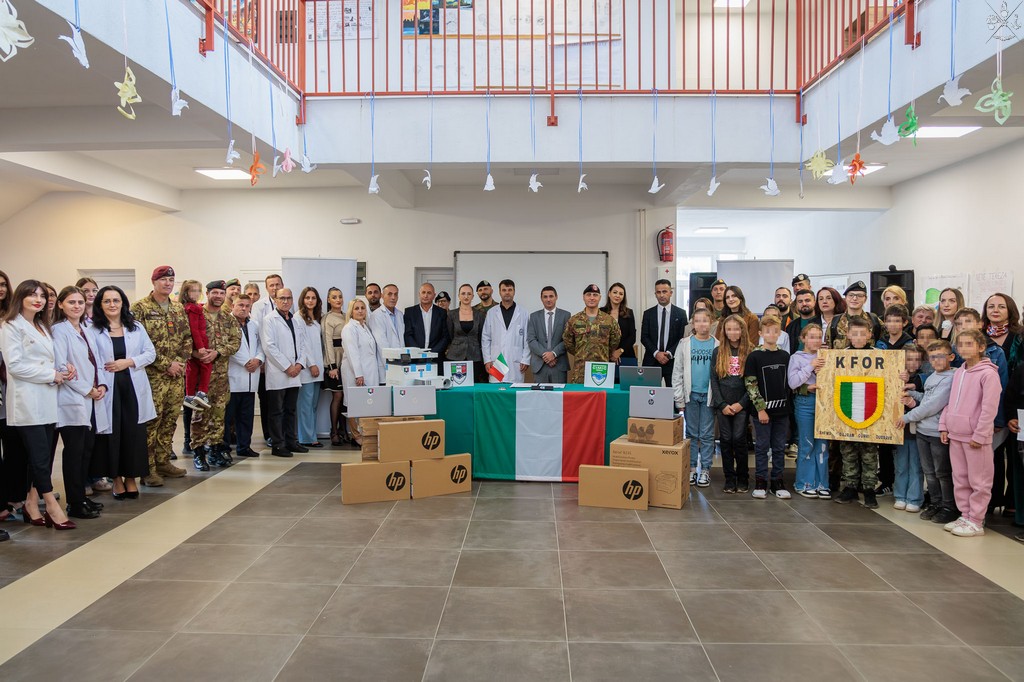 Il contingente italiano dona materiale informatico per le scuole