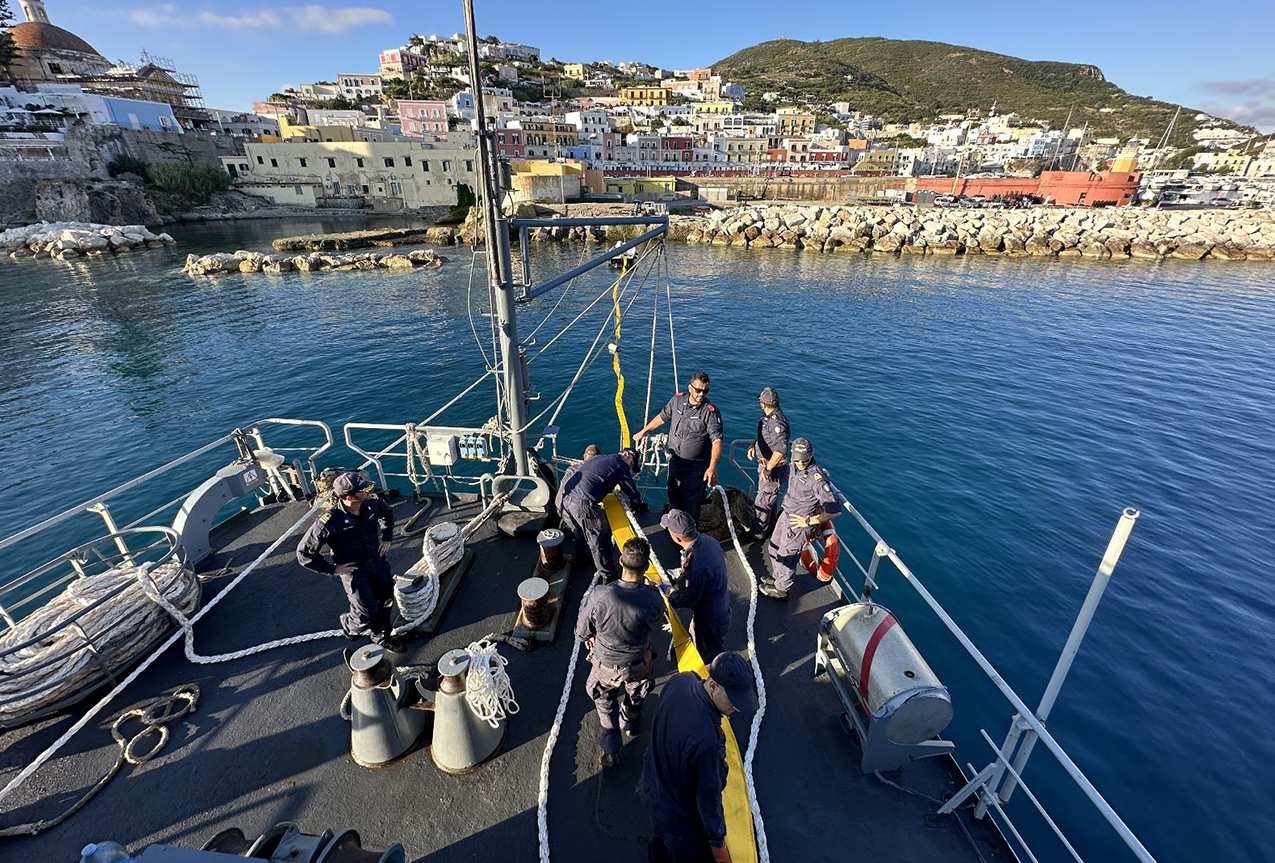 Nave Ticino assicura il rifornimento idrico all'Isola di Ponza Nave Ticino assicura il rifornimento idrico all'Isola di Ponza