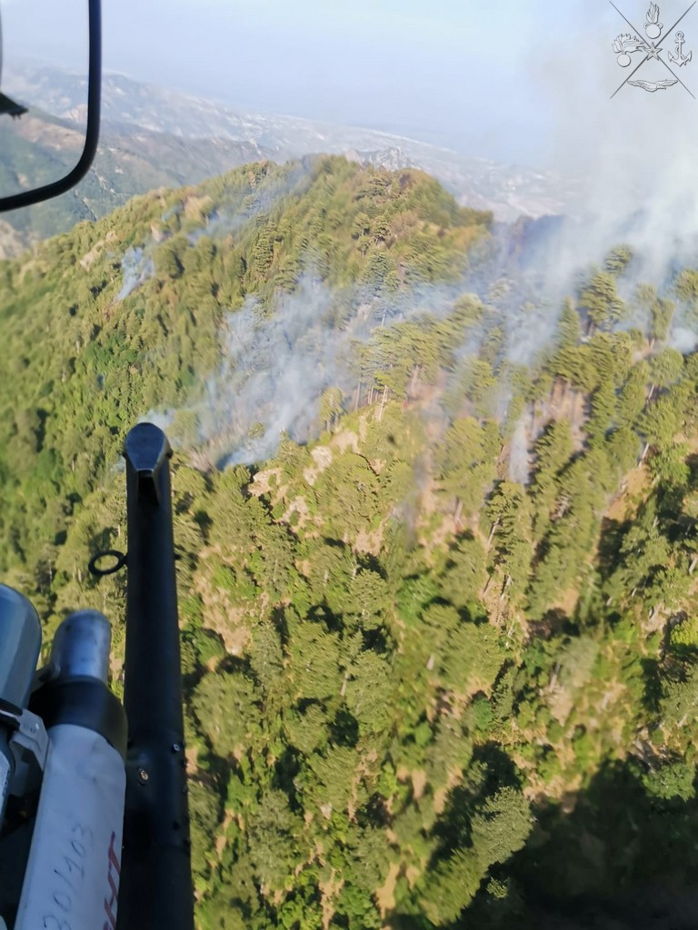 Elicottero dell'Esercito interviene su un incendio in Calabria