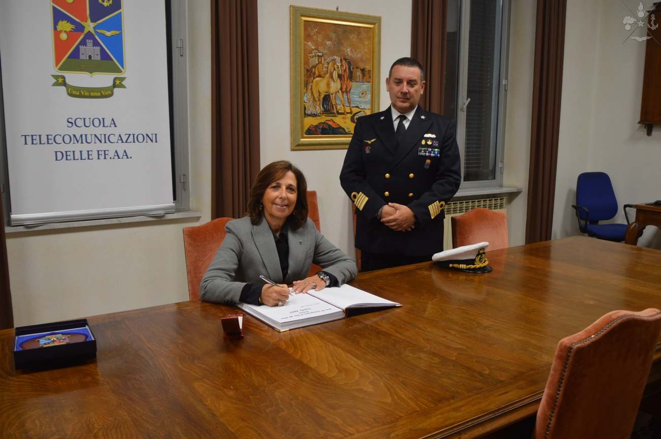 Visita del Sottosegretario alla Difesa Senatrice Isabella Rauti alla Scuola Telecomunicazioni delle Forze Armate