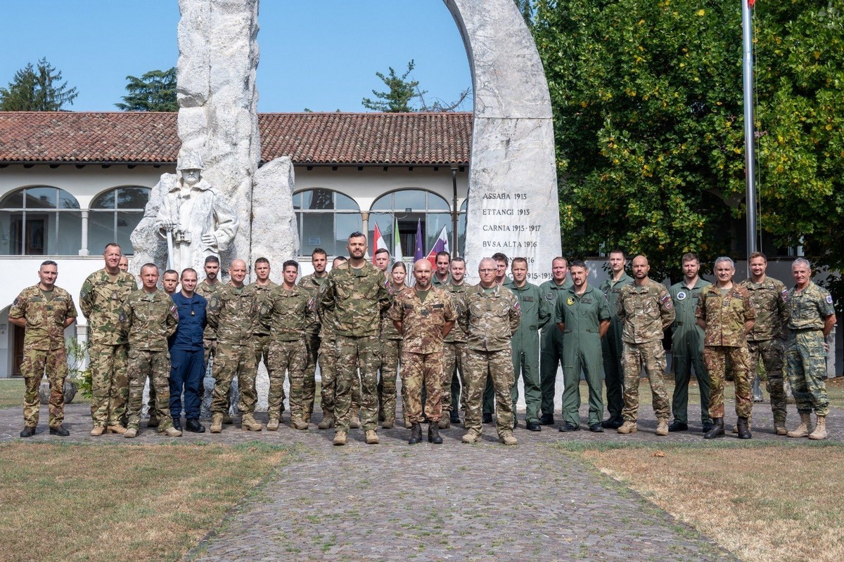 Ufficiali delle forze armate slovene in visita alla MLF