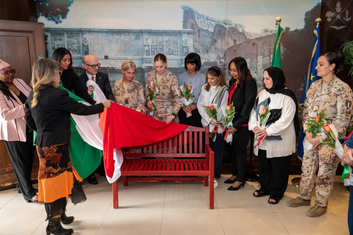 Difesa: rappresentanza del contingente italiano partecipa all’inaugurazione del progetto “panchine rosse” promosso dall’Ambasciata d’Italia in Kuwait Difesa: rappresentanza del contingente italiano partecipa all’inaugurazione del progetto “panchine rosse” promosso dall’Ambasciata d’Italia in Kuwait