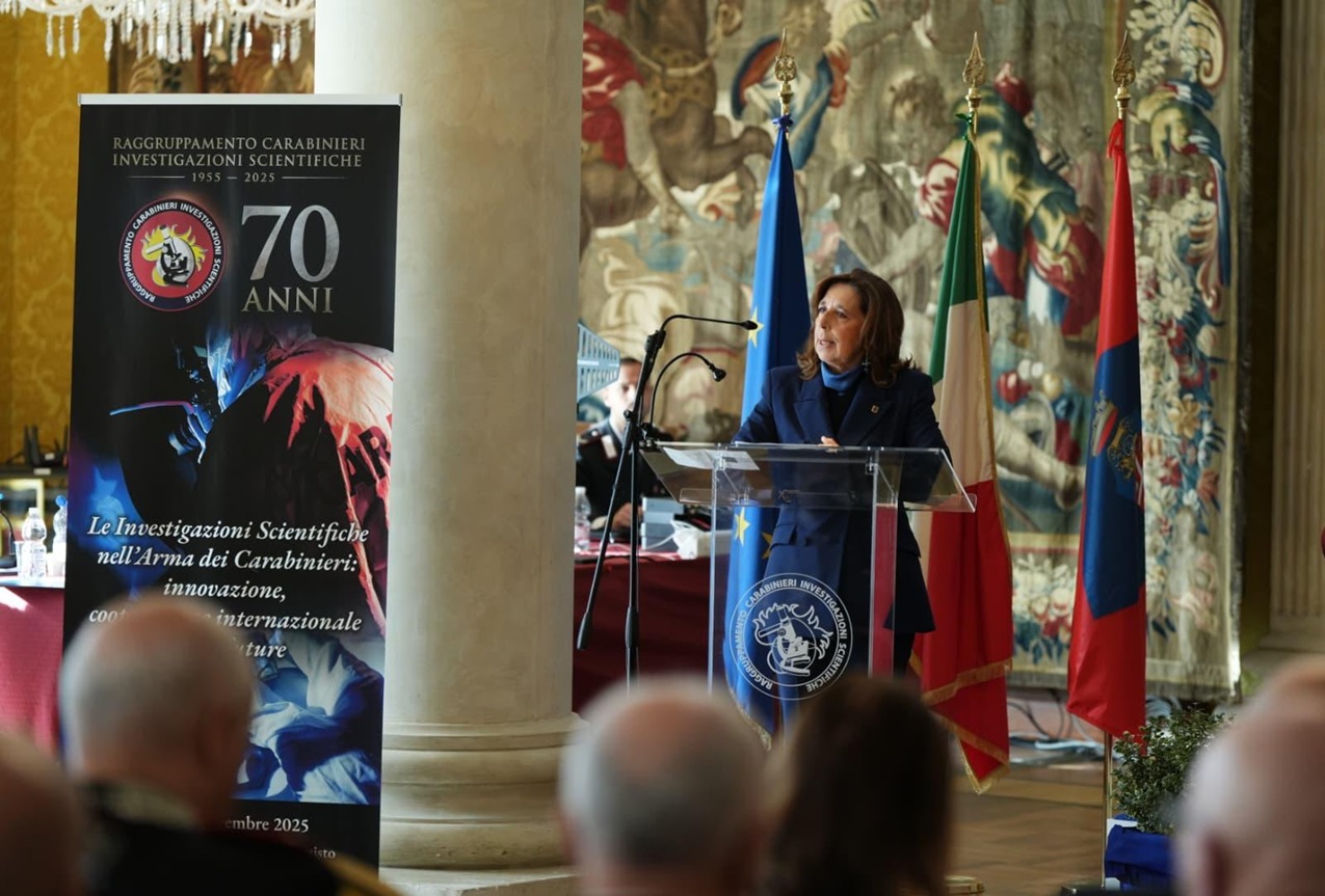 IL SOTTOSEGRETARIO RAUTI VISITA IL RAGGRUPPAMENTO CARABINIERI INVESTIGAZIONI SCIENTIFICHE PER IL 70° ANNIVERSARIO