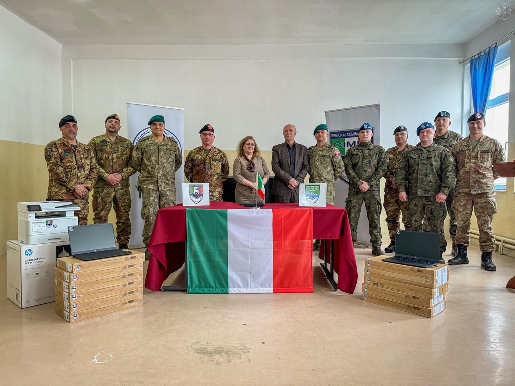 KFOR dona materiale informatico a scuola pubblica in Kačanik/Kaçanik