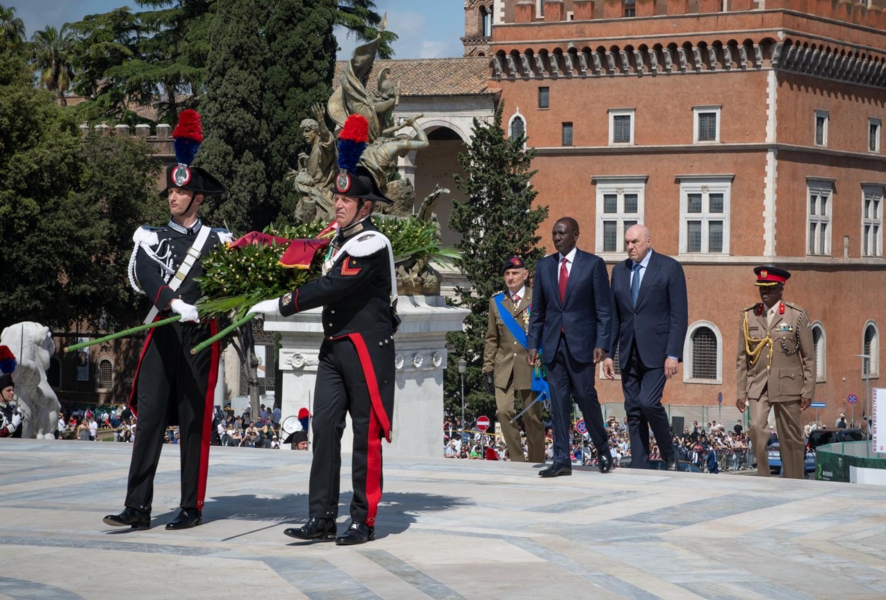 Minister Crosetto at the Altar of the Fatherland with the President of the Republic of Kenya