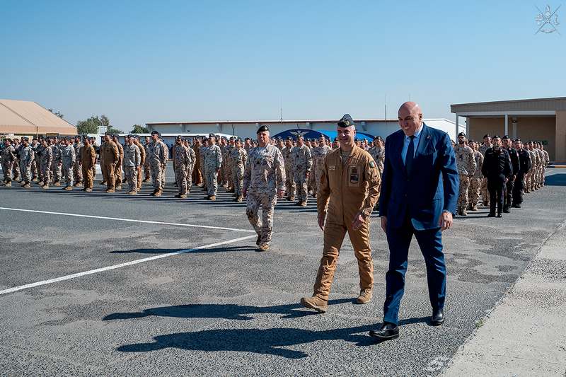 Il Ministro Crosetto accompagnato dal Col. Nicoletti durante la rassegna