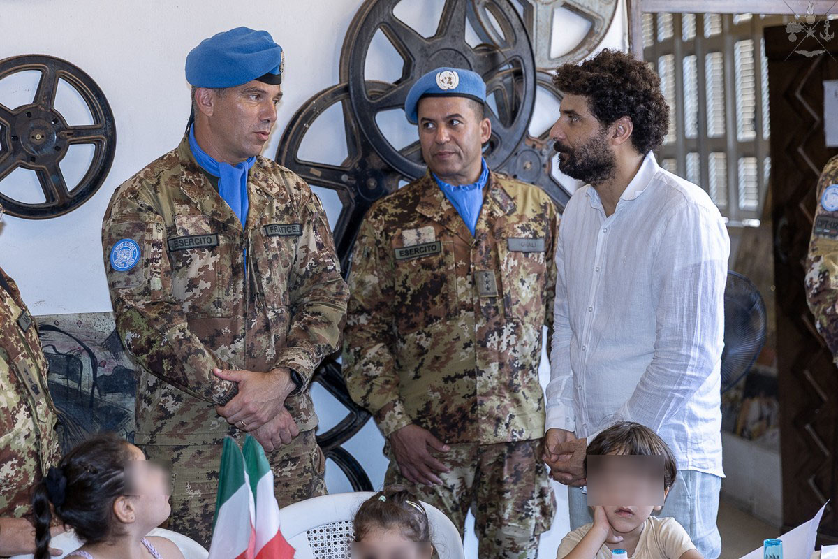 Libano: il contingente italiano di UNIFIL porta aiuti al Teatro di Tiro, oggi rifugio per le famiglie sfollate