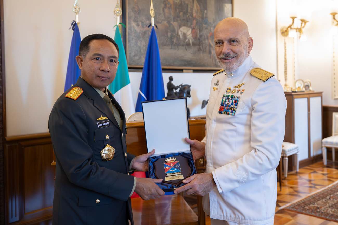 Incontro tra il Capo di SM della Difesa Ammiraglio Cavo Dragone e il suo omologo indonesiano Generale Agus Subiyanto