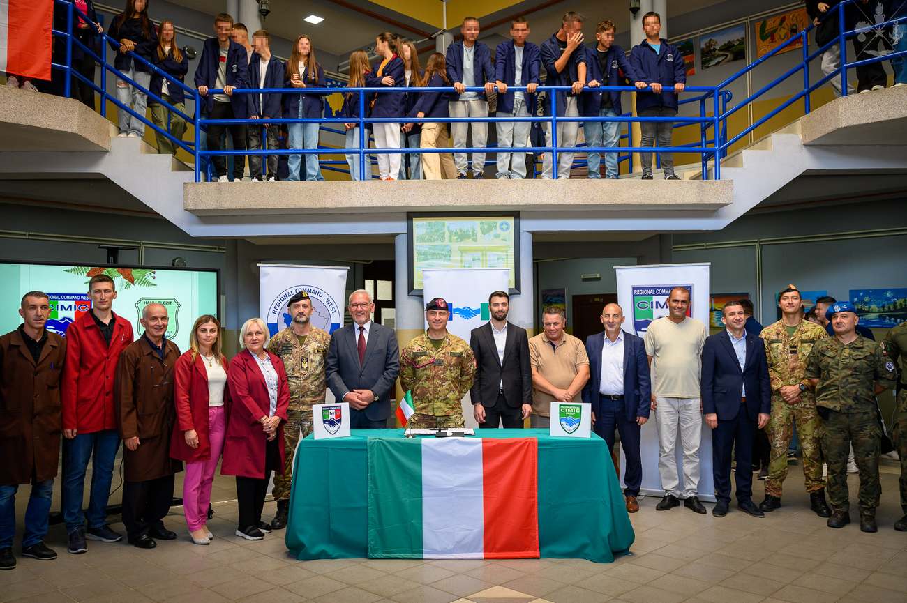Kosovo: il contingente italiano dona materiale informatico per l’istruzione primaria