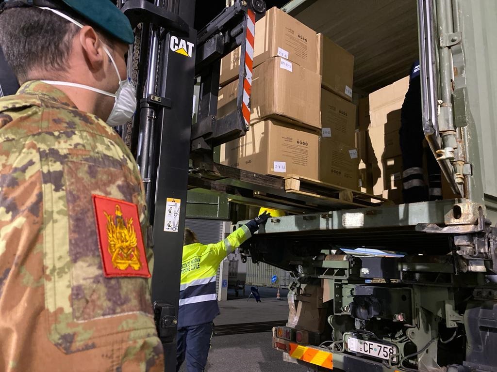 Difesa: mezzi dell'Esercito per distribuire materiali sanitari Difesa: mezzi dell'Esercito per distribuire materiali sanitari