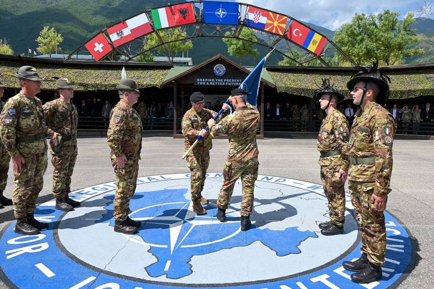 Il passaggio della Bandiera NATO tra il COMKFOR ed il Col. Vacca