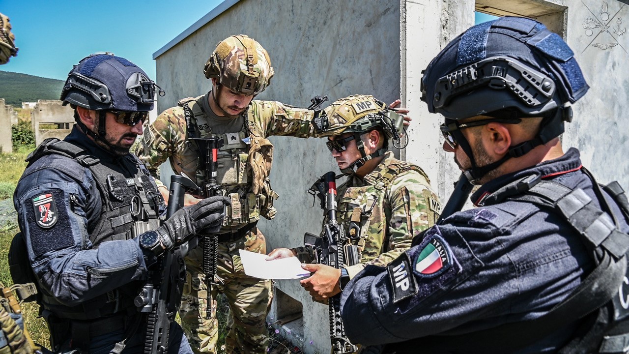 Bulgaria: Carabinieri in addestramento tecniche di cinturazione di edifici e movimenti nei centri abitati: militari dell’Arma in addestramento con unità statunitensi e montenegrine