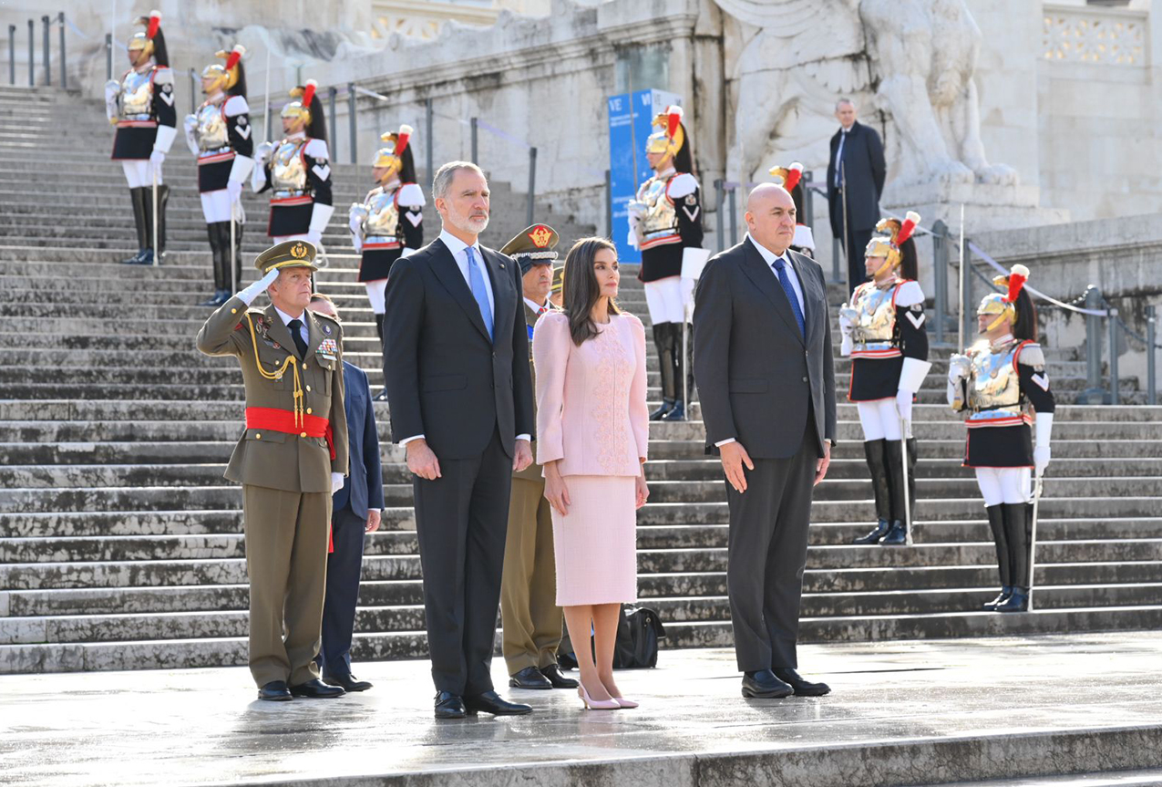 Il Ministro Crosetto all'Altare della Patria con i Reali di Spagna Il Ministro Crosetto all'Altare della Patria con i Reali di Spagna