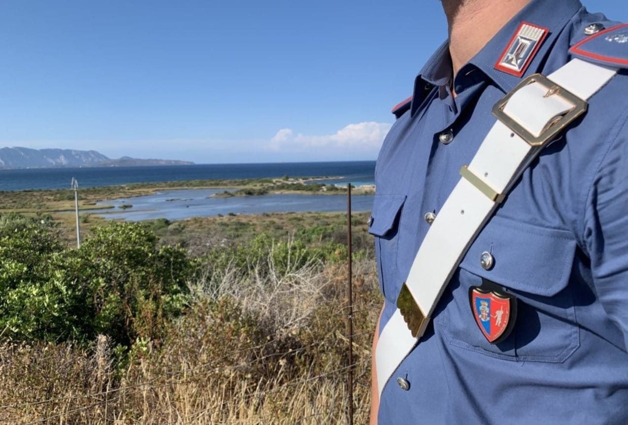 Due carabinieri liberi dal servizio salvano un adulto e tre bambini in mare