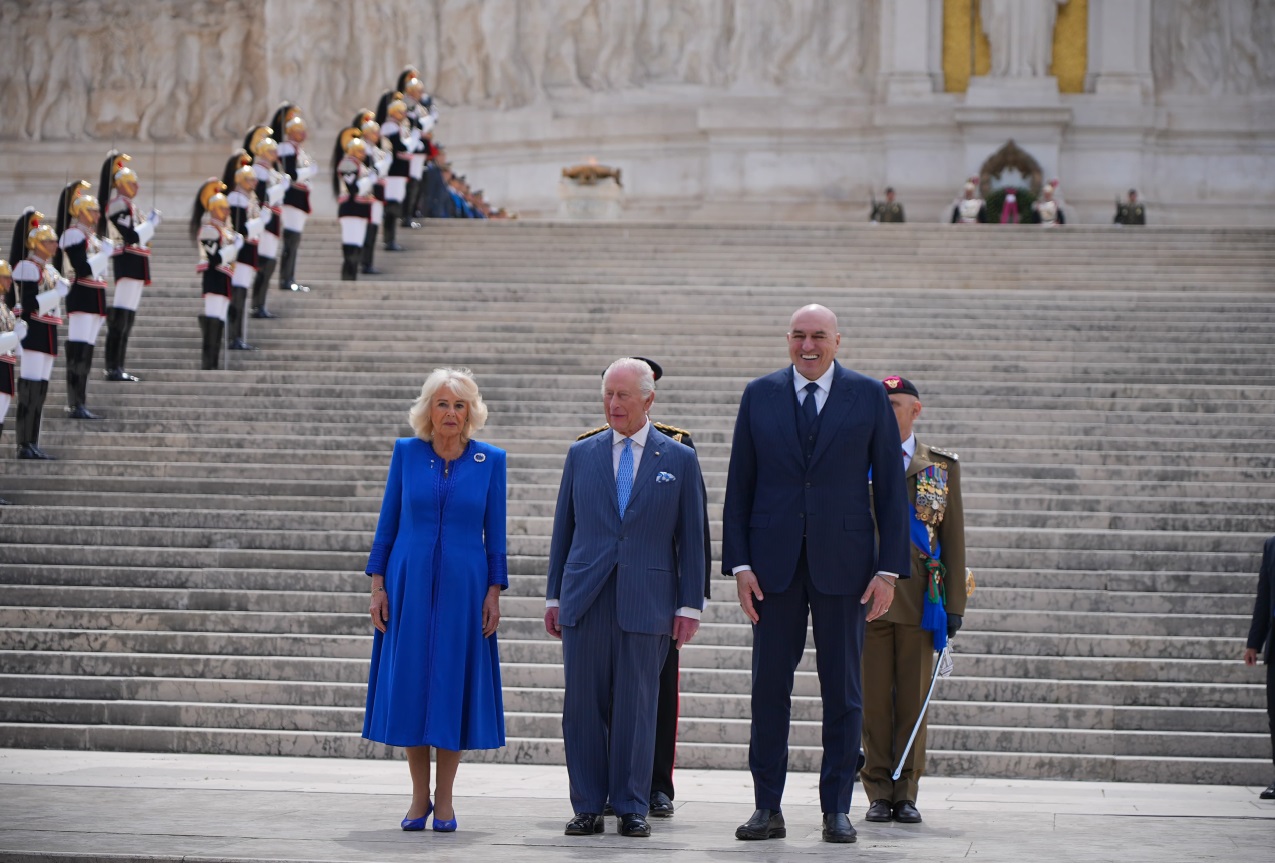 Il Ministro Crosetto all'Altare della Patria con i Reali del Regno Unito di Gran Bretagna e Irlanda del Nord
Il Ministro Crosetto all'Altare della Patria con i Reali del Regno Unito di Gran Bretagna e Irlanda del Nord