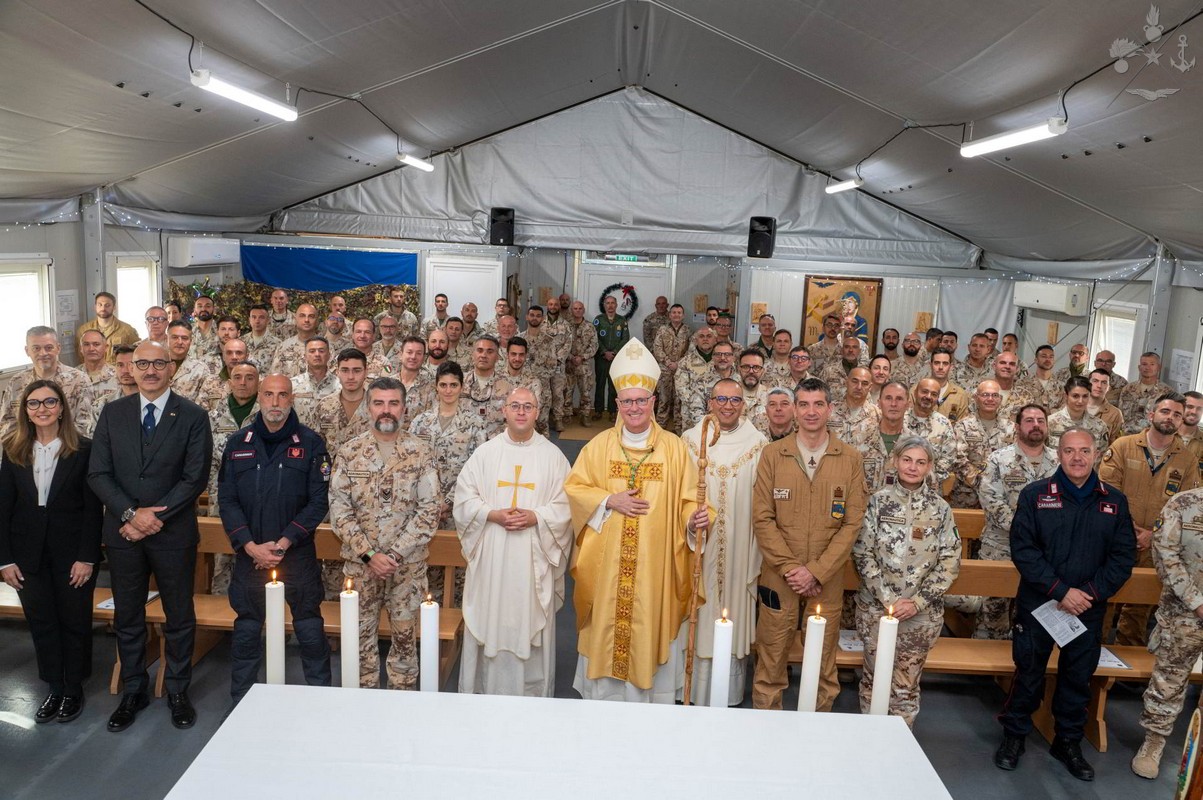 Kuwait: Monsignor Eugene Martin Nugent porta un messaggio di affetto ai militari in missione internazionale nel giorno di Natale Kuwait: Monsignor Eugene Martin Nugent porta un messaggio di affetto ai militari in missione internazionale nel giorno di Natale