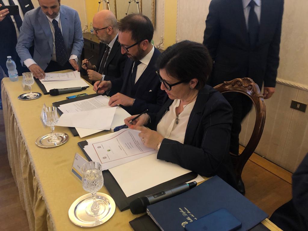 Carceri: Ministri Trenta e Bonafede a Napoli firmano protocollo d’intesa Carceri: Ministri Trenta e Bonafede a Napoli firmano protocollo d’intesa