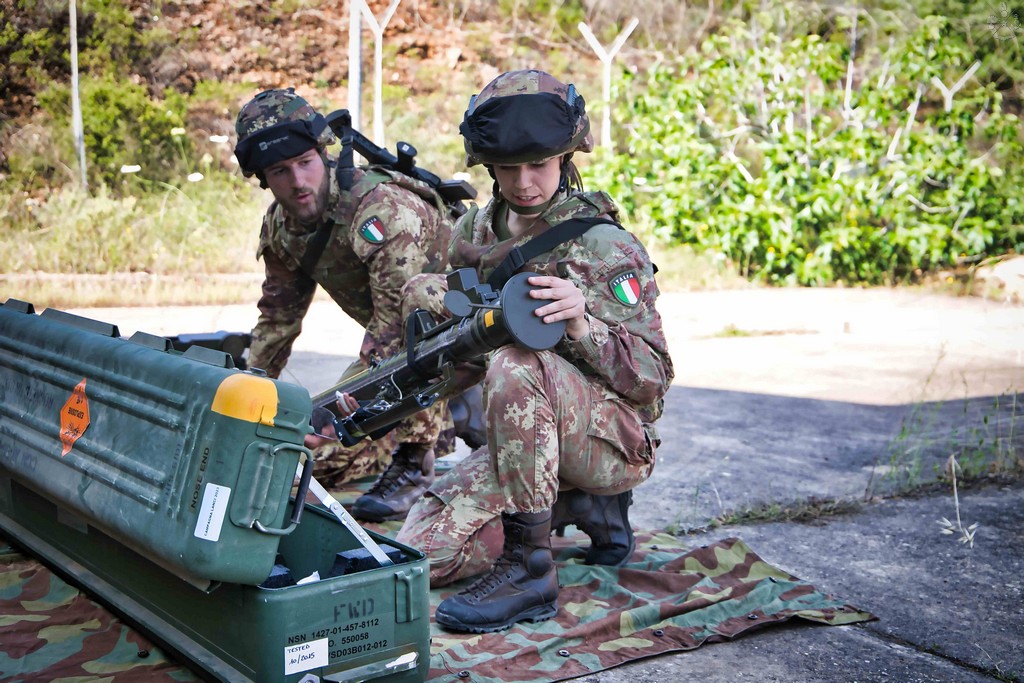 Controlli al missile Stinger prima del lancio