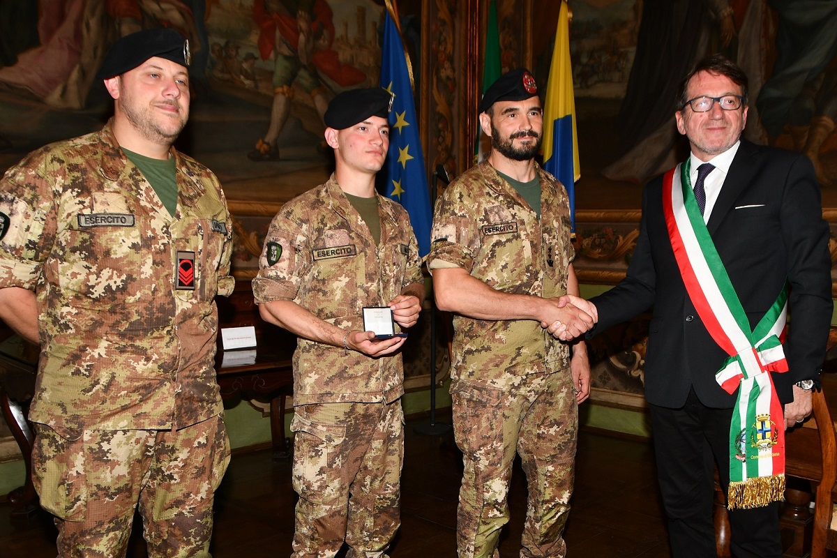 Esercito Italiano: riconoscimento del Sindaco a militari soccorritori Esercito Italiano: riconoscimento del Sindaco a militari soccorritori