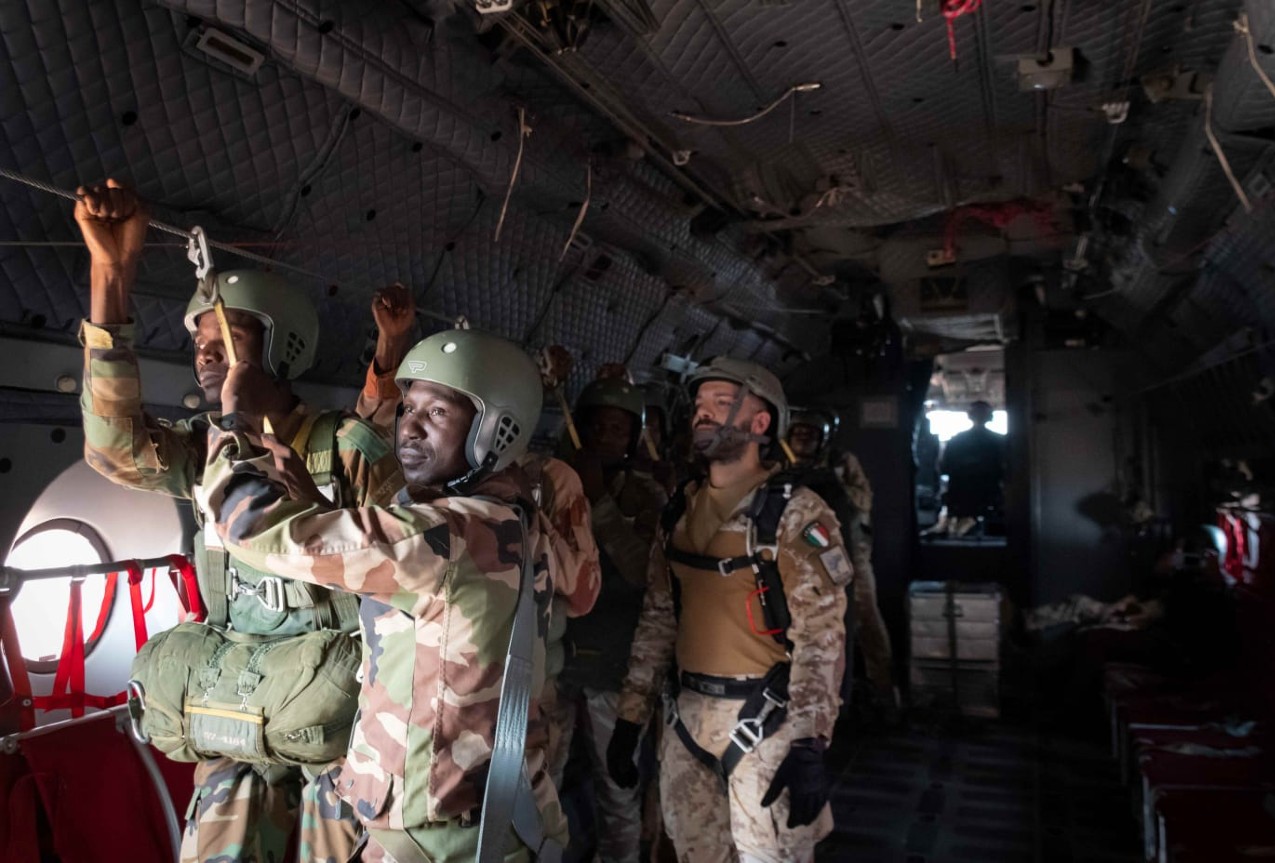 Niger: la missione bilaterale italiana brevetta nuovi paracadutisti nigerini