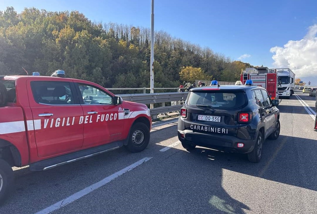 Carabinieri: salvato un uomo che voleva lanciarsi nel vuoto Carabinieri: salvato un uomo che voleva lanciarsi nel vuoto