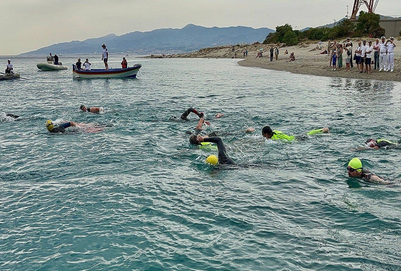 Il Gruppo Sportivo Paralimpico della Difesa attraversa a nuoto lo stretto di Messina