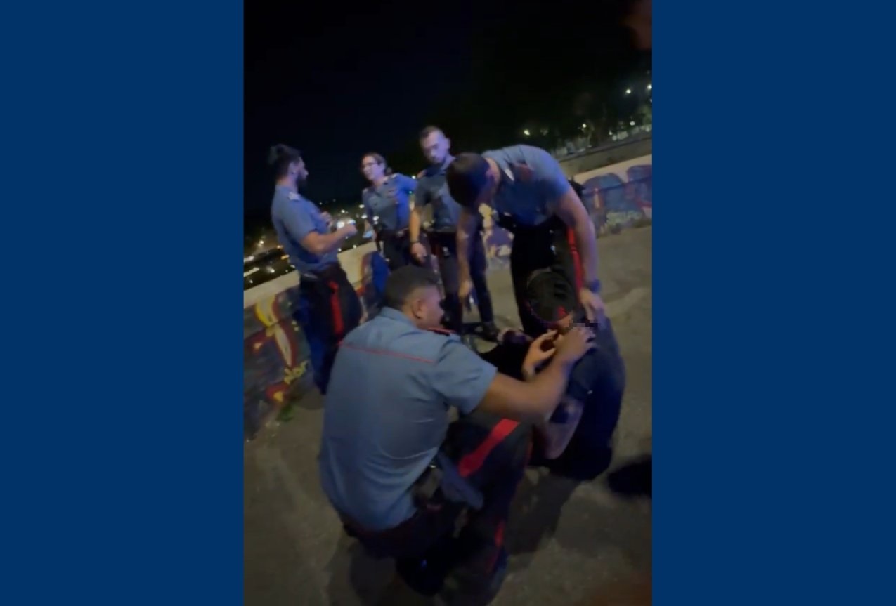 Carabinieri salvano uomo sospeso nel vuoto