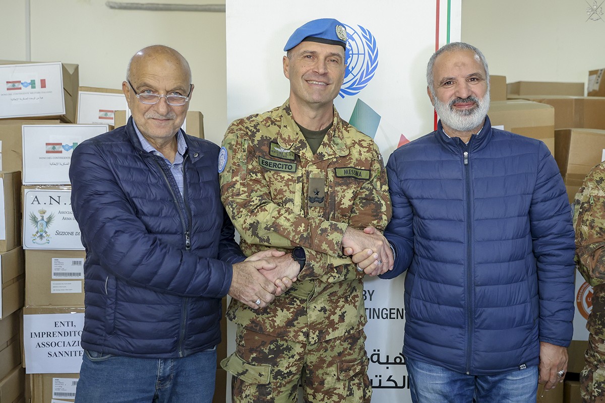 Libano: “caschi blu” italiani consegnano aiuti umanitari agli sfollati del Libano del sud Libano: “caschi blu” italiani consegnano aiuti umanitari agli sfollati del Libano del sud