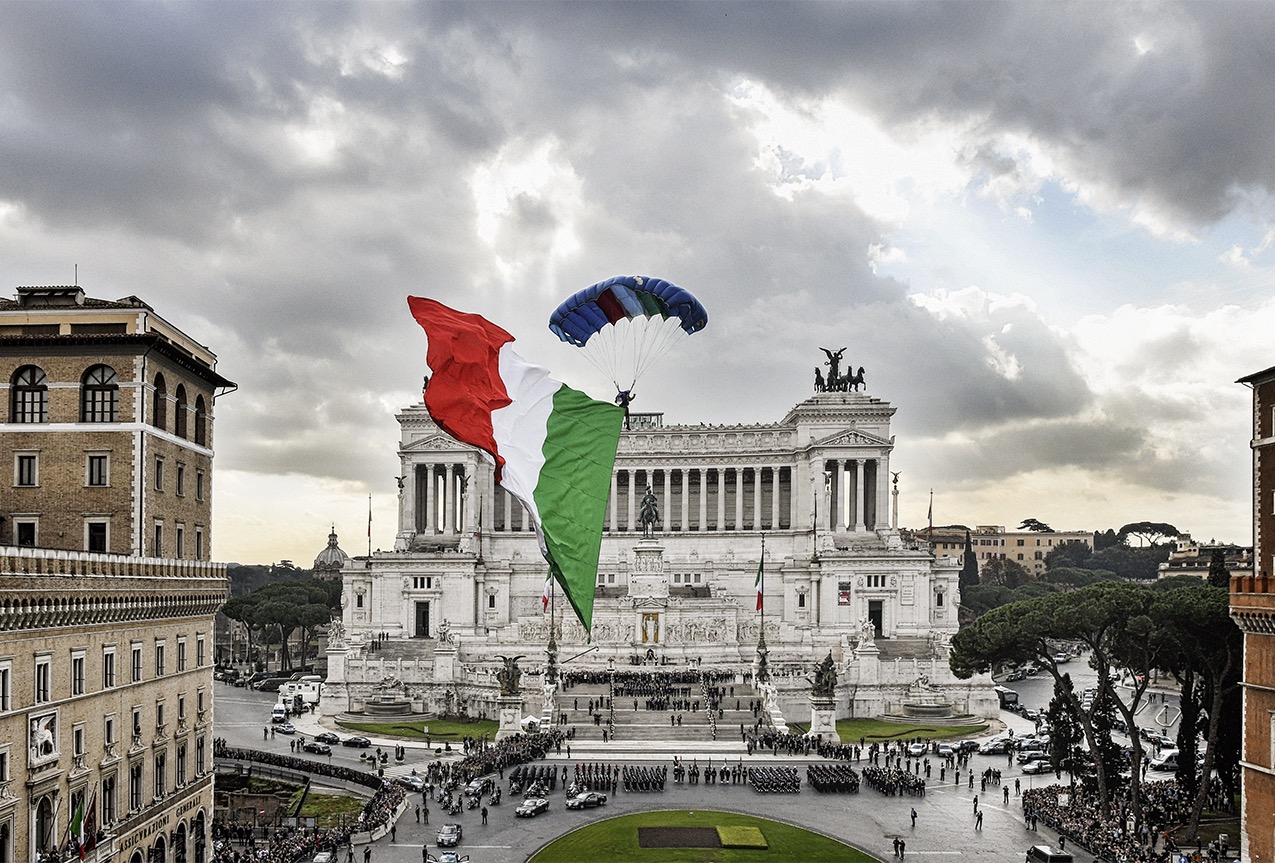 Un paracadutista dell'Esercito plana su Piazza Venezia con il Tricolore Un paracadutista dell'Esercito plana su Piazza Venezia con il Tricolore